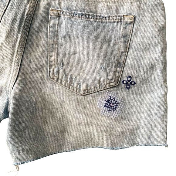 Lucky Brand floral Embroidered light wash distressed denim 90s midi shorts - Picture 6 of 9